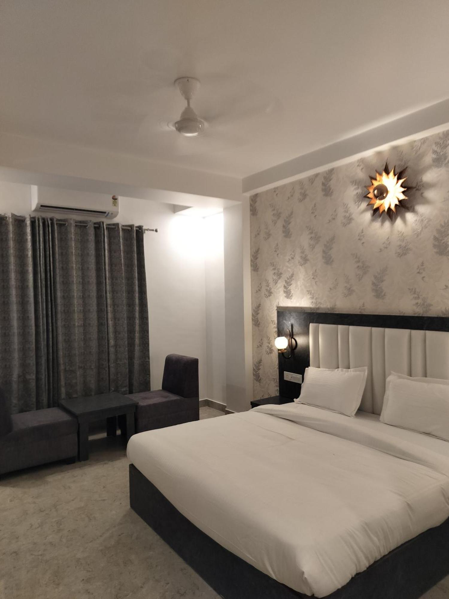 Hotel Varanasi Inn Екстер'єр фото