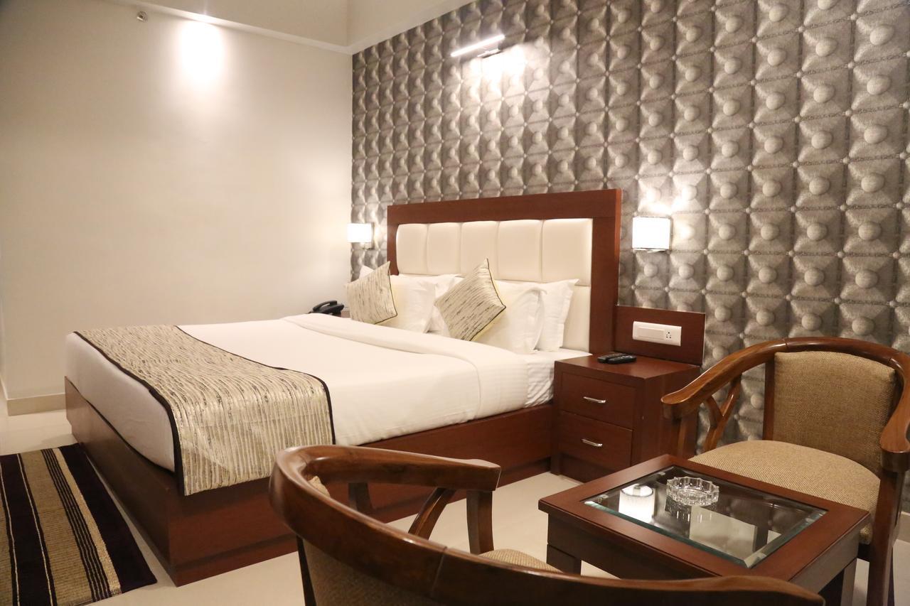 Hotel Varanasi Inn Екстер'єр фото